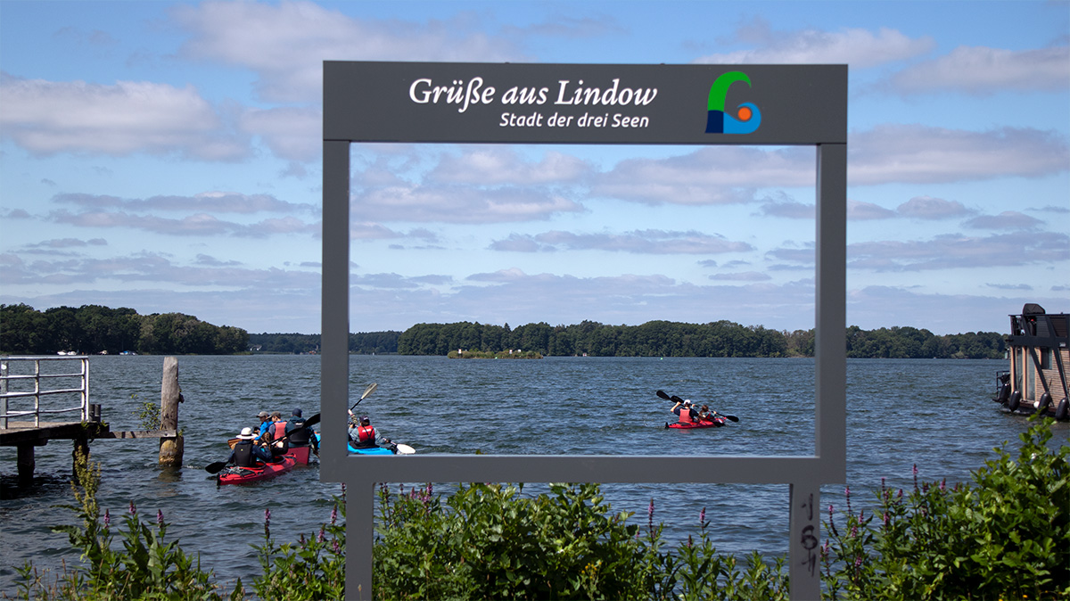 Badestelle am Gudelacksee in Lindow (Mark) bei 52.9719000, 12.9828333 mit Sandstrand, Steg, Liegewiese und flachem Wasser.