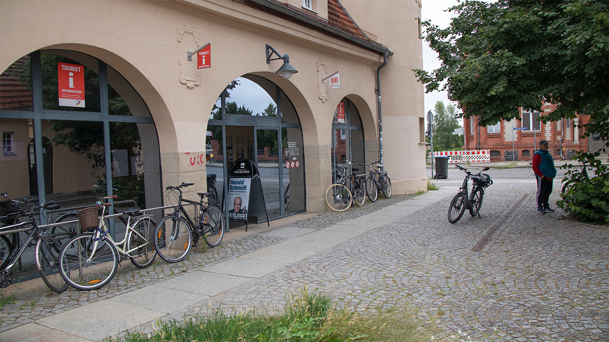 Bahnhof Rheinsberger Tor in Neuruppin als Anreisepunkt mit dem Zug und Startpunkt für Radtouren in Neuruppin und in die Ruppiner Schweiz.