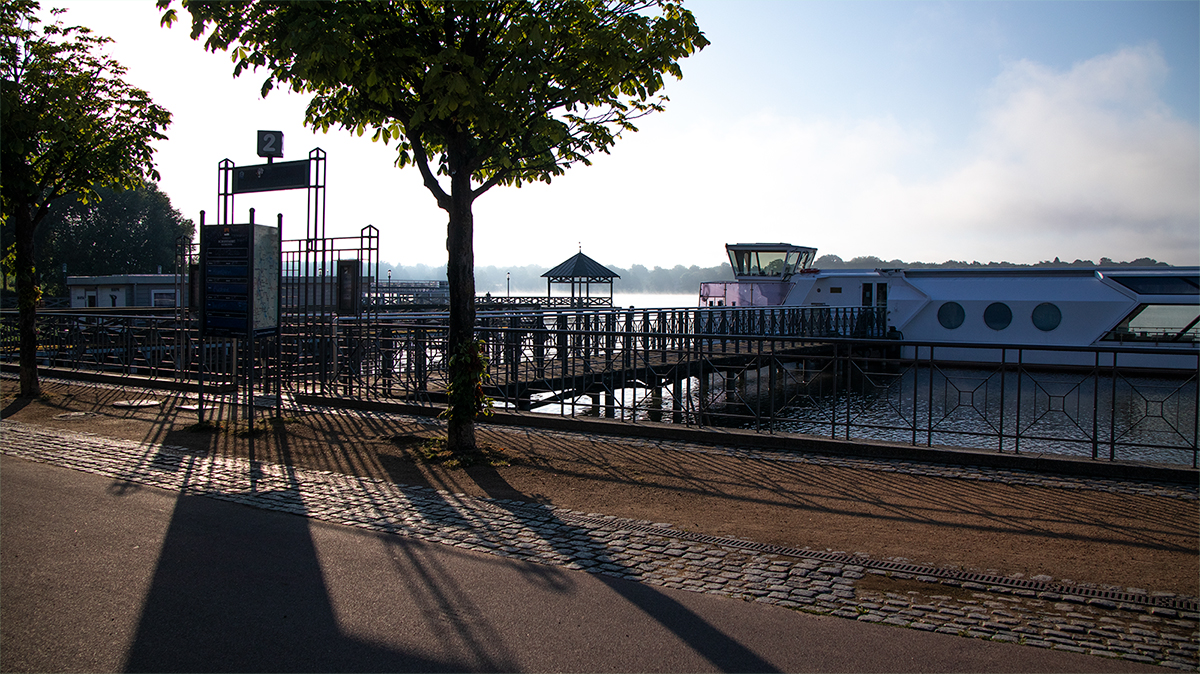 Ruhiger Blick von der Seepromenade Neuruppin über den Ruppiner See mit Sitzgelegenheiten am Ufer