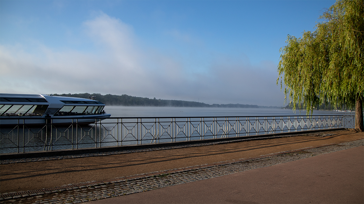 Gepflegter Spazier und Radweg an der Seepromenade von Neuruppin mit Blick auf den Ruppiner See