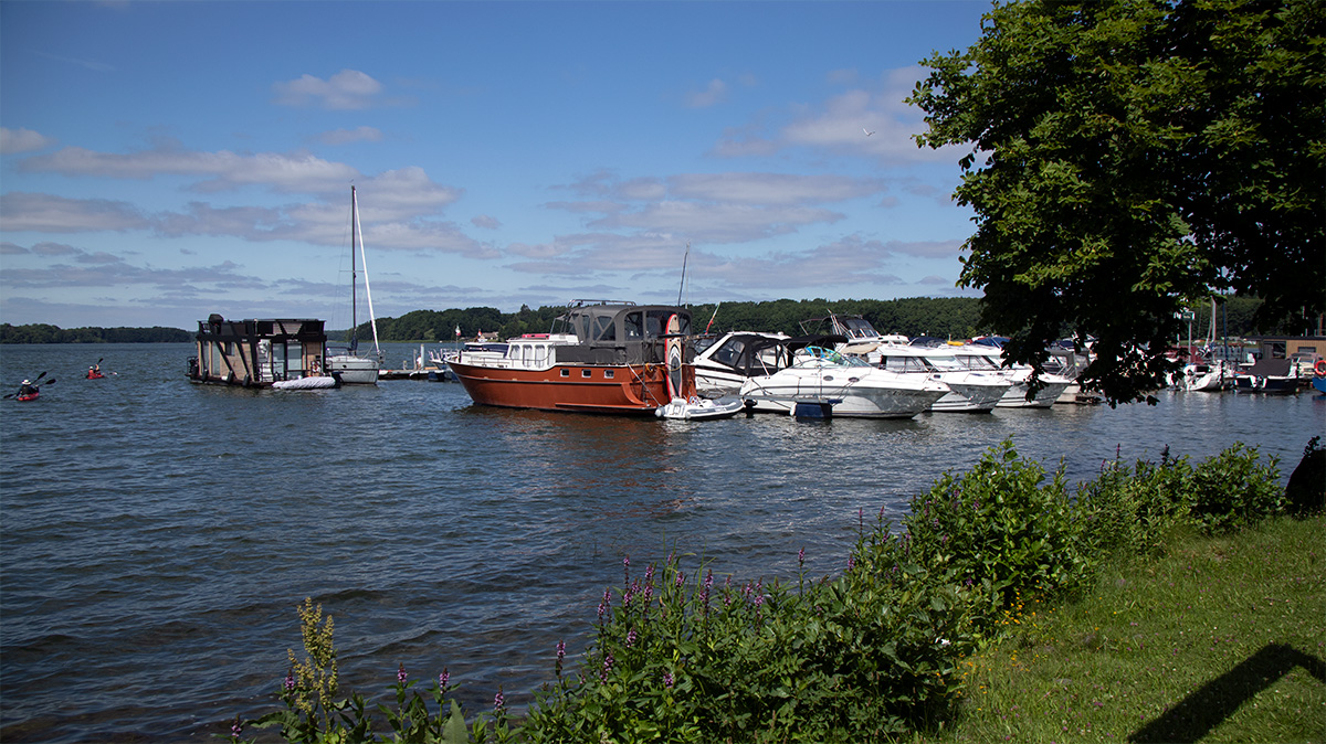 Yachthafen am Gudelacksee in Lindow (Mark) bei 52.9719000, 12.9828333 mit Booten, Steganlagen und Blick über den See.