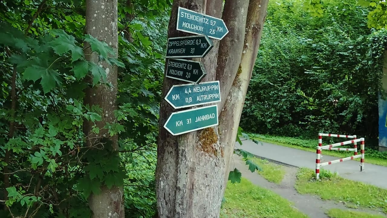Wegweiser an der Alt-Ruppin-Schleuse