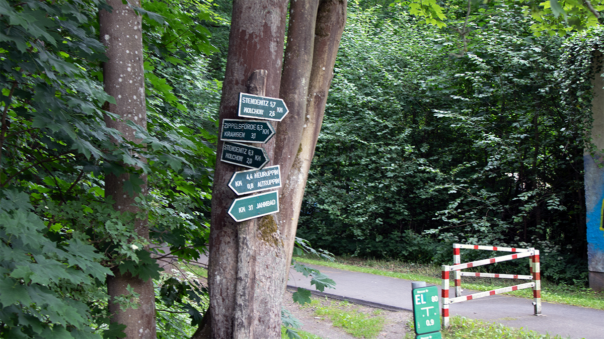Wegweiser an der Schleuse Alt Ruppin mit Hinweisen auf Radtouren nach Stendenitz, Zippelsförde, Krangen, Molchow und Neuruppin.