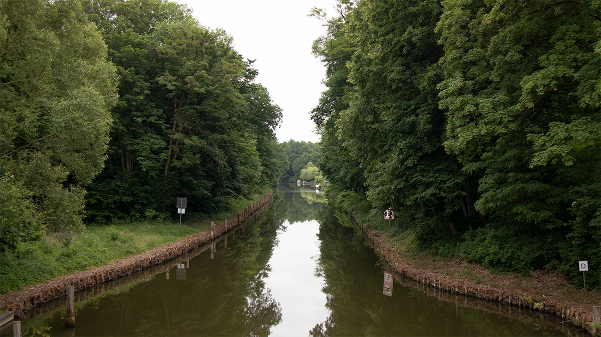 Blick entlang des Rhins in Richtung Alt Ruppin mit ruhiger Wasserlandschaft in Ostprignitz Ruppin.