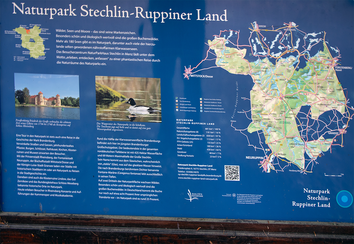 Infotafel zum Naturpark Stechlin Ruppiner Land mit Karte, Naturpark Informationen und Hinweisen zu Seen, Wäldern und Ausflugszielen.