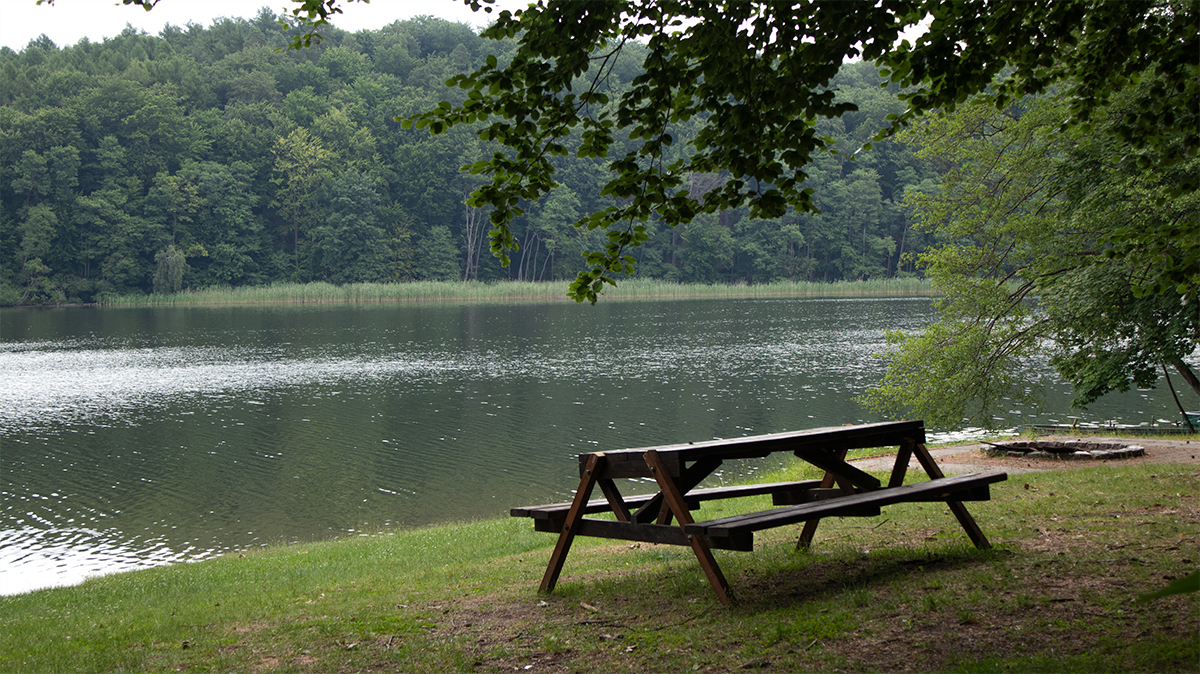Komfort Camping am Tornowsee bei 53.0188967, 12.8130083 mit Stellplätzen, moderner Ausstattung und naturnaher Lage in der Ruppiner Schweiz.
